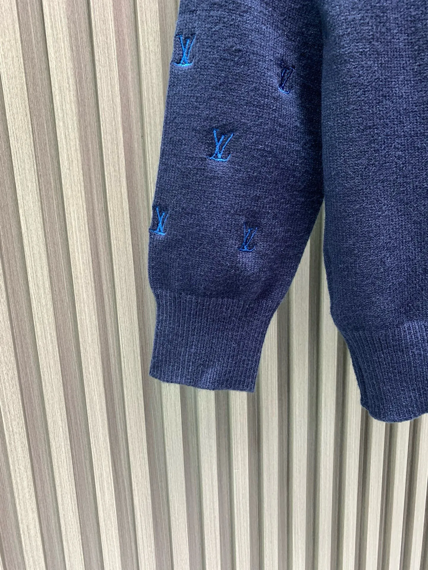 🅿️400 🀄️ Louis Vuitton 1*v full logo small embroidered round neck sweater. Originally purchased after 15,000. Fei Dong co-branded series. Fixed color and dyed sheep wool material. 7S special custom weaving and dyeing yarn. Hanging wool tissue piece. Made of sheep wool material knitted piece. The texture of the fabric is clear and rich. The whole piece is made with full embroidery technology. There are about 168 small embroideries. The embroidery uses fixed-dyed matte embroidery thread on the board and the stitch embroidery process. The pattern is embroidered with thousands of Tajima machine needles. The fine stitching method is dense and ultra-high density without revealing white. The pattern is clear and the lines and three-dimensional sense are strong to enrich the overall picture space. Special cotton wool material is washed and treated. The elastic fiber of sheep wool gives the fabric a high degree of resilience, allowing the clothes to maintain a lasting freshness and durability. Due to its fiber structure and special scale structure, sheep wool also has excellent warmth retention properties and anti-wrinkle properties. Keeps you warm and looks stylish